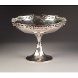 AN EARLY TWENTIETH CENTURY SILVER PEDESTAL BOWL with pierced border, standing on a spreading