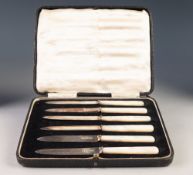 SET OF SMALL FRUIT KNIVES with silver blades and mother of pearl handles, Sheffield 1927, in case