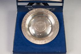 MODERN CASED 'SILVER WEDDING' ROYAL COMMEMORATIVE SILVER SHALLOW DISH, with medallion to the