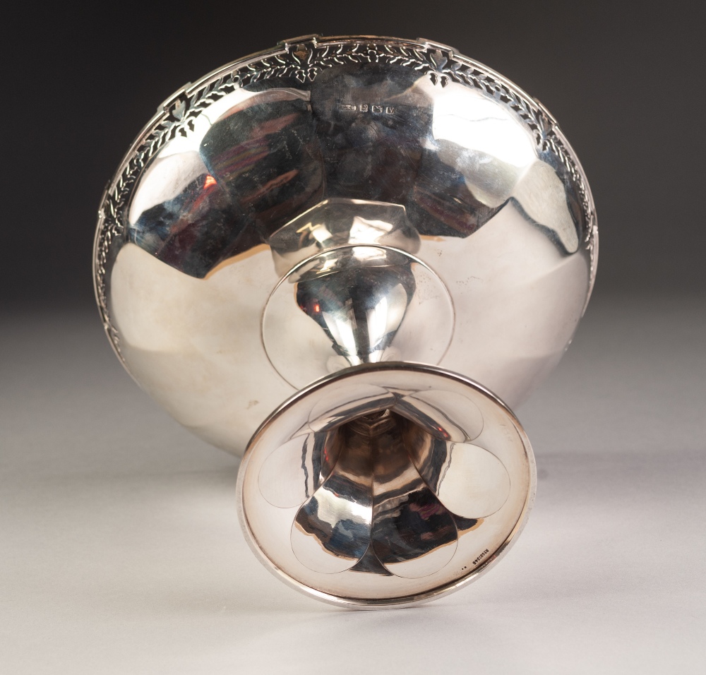 AN EARLY TWENTIETH CENTURY SILVER PEDESTAL BOWL with pierced border, standing on a spreading - Image 3 of 4