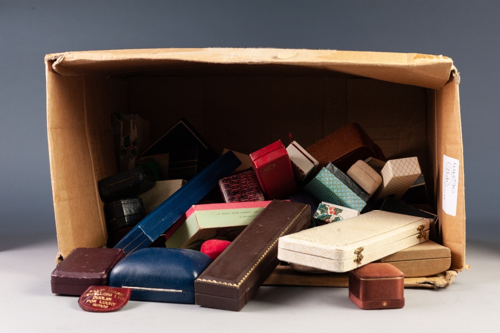 QUANTITY OF VINTAGE JEWELLERY BOXES AND POUCHES, approximately 50 items