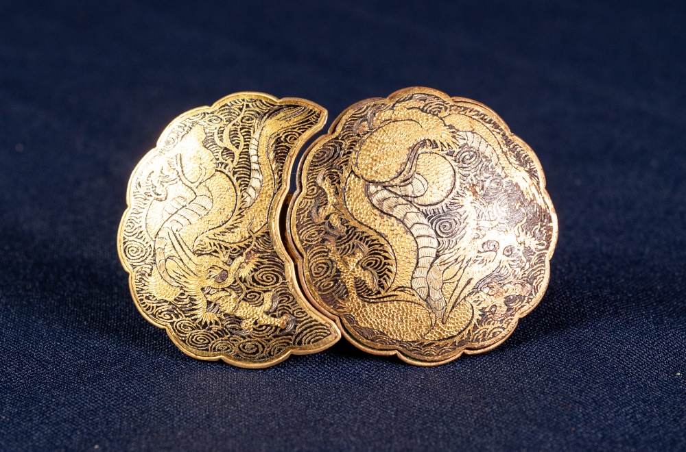 NINETEENTH CENTURY JAPANESE GOLD AND SILVER INLAID METAL MON SHAPED TWO PART BUCKLE, decorated