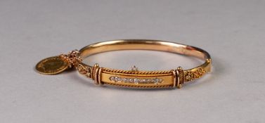 VICTORIAN 15ct GOLD HOLLOW HINGE OPENING BANGLE, the fancy filigree decorative top set with a row of