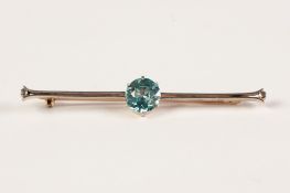 15ct GOLD AND PALLADIUM SINGLE VIBRANT BLUE STONE SET BAR BROOCH, the stone approx 1.95ct