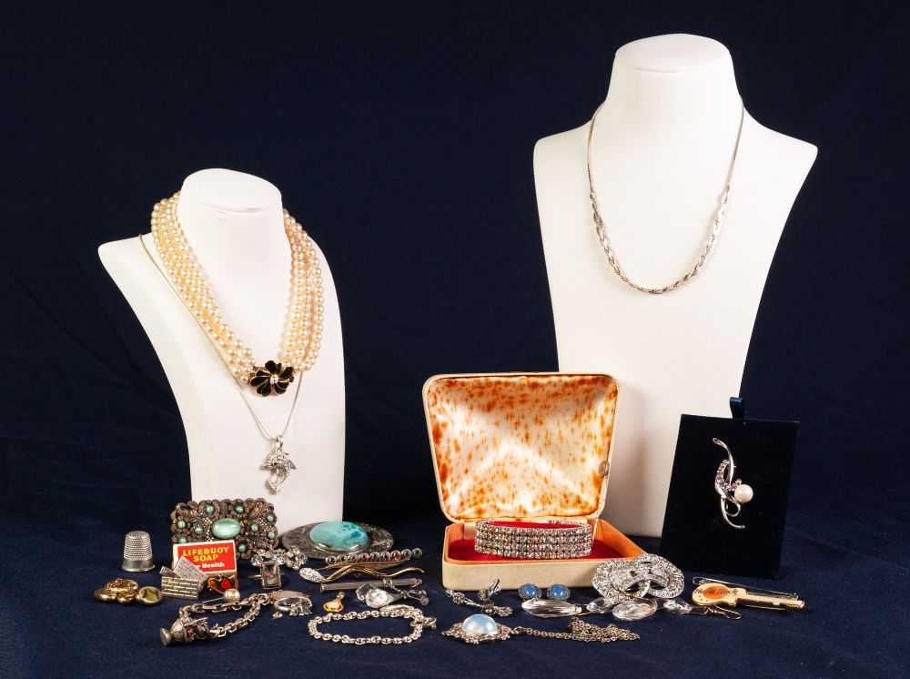 SELECTION OF SILVER AND OTHER COSTUME JEWELLERY