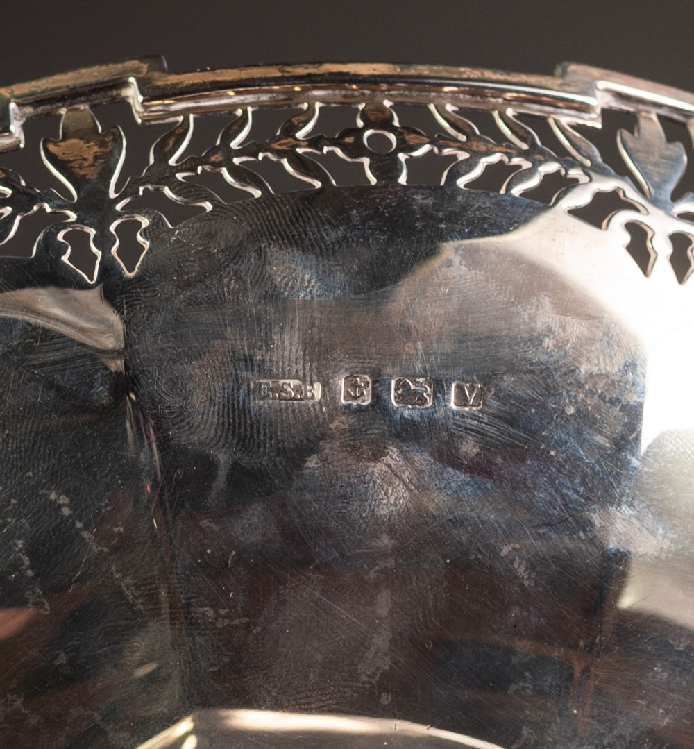 AN EARLY TWENTIETH CENTURY SILVER PEDESTAL BOWL with pierced border, standing on a spreading - Image 4 of 4