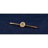EDWARDIAN 15ct GOLD BAR BROOCH CENTRALLY SET WITH A SQUARE EMERALD AND SEED PEARL SET ROUNDEL, 4.3