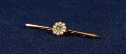 EDWARDIAN 15ct GOLD BAR BROOCH CENTRALLY SET WITH A SQUARE EMERALD AND SEED PEARL SET ROUNDEL, 4.3