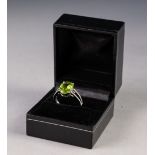 14ct WHITE GOLD RING, set with an oval Peridot, approx 3.48ct, the 'V' shaped shoulders set with