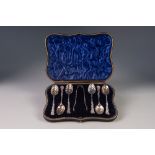 EDWARD VII CASED SET OF SIX SILVER TEASPOONS AND MATCHING PAIR OF SUGAR TONGS BY WILLIAM HUTTON &