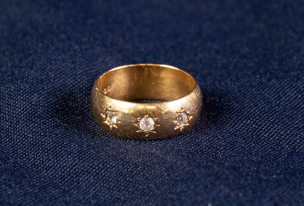 18ct GOLD RING SET WITH THREE TINY WHITE STONES, 8 gms gross