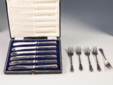 SET OF FIVE SILVER CAKE FORKS, with bakelite banded handles, Sheffield 1938, 4oz and a SET OF SIX