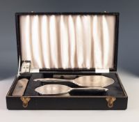 MODERN THREE PIECE ENGINE TURNED SILVER CASED HAND MIRROR AND BRUSH SET, Birmingham 1972, and the