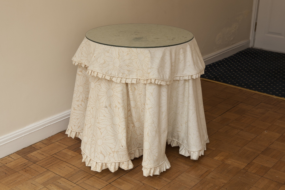 AN OAK CIRCULAR LAMP TABLE WITH FABRIC COVER AND FALL, 24" DIAMETER AND AN OBLONG WALL MIRROR IN