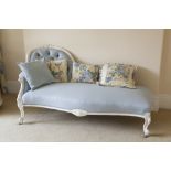 VICTORIAN WHITE PAINTED WOOD FRAMED CHAISE LONGUE WITH BUTTON UPHOLSTERED RAISED BACK TO THE LEFT