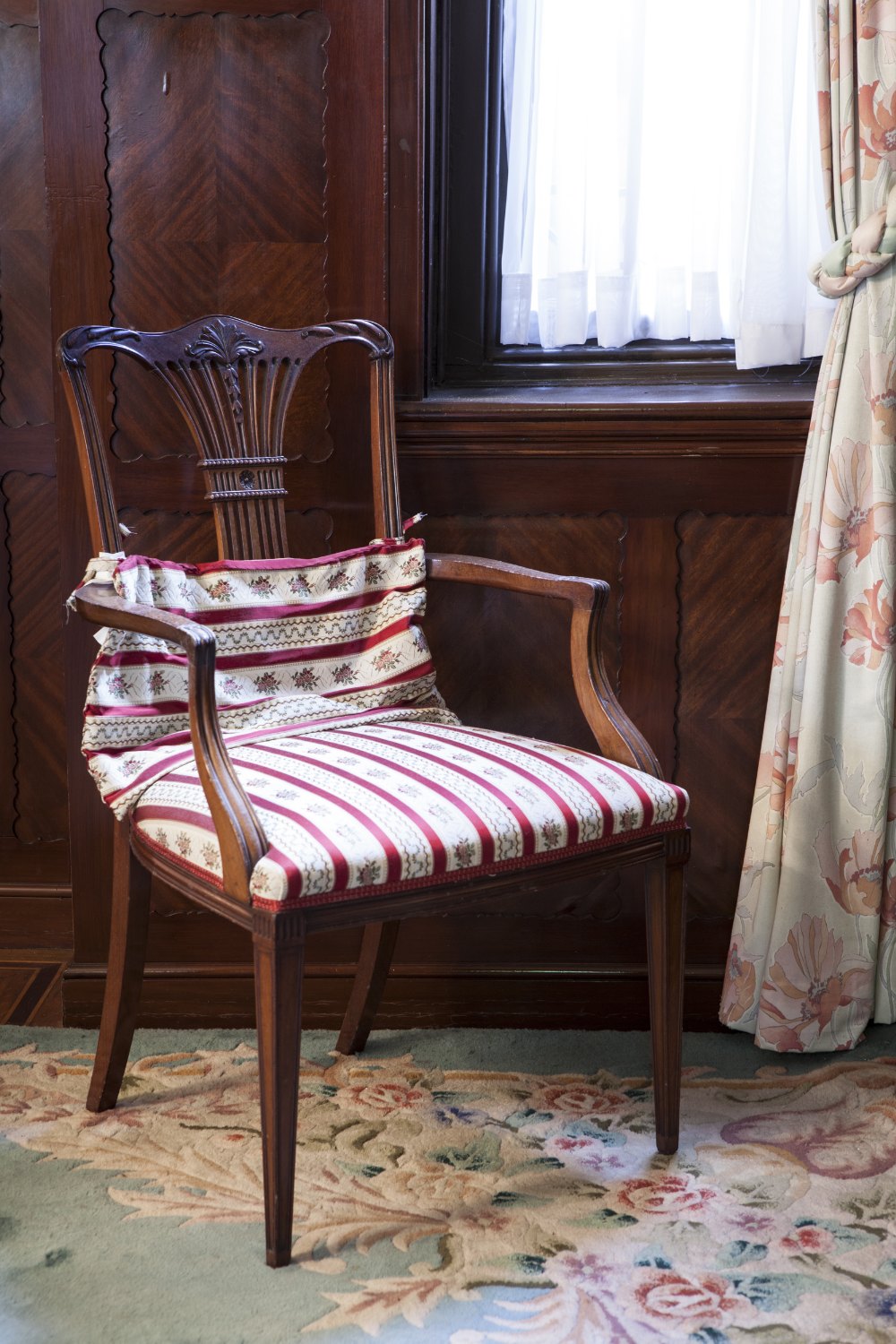 CHIPPENDALE STYLE CARVED MAHOGANY CARVERS ARMCHAIR