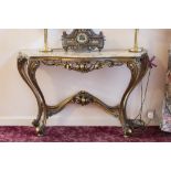 A CARVED AND GILT WOOD ROCOCO CONSOLE TABLE WITH BROWN ONYX TOP WITH SERPENTINE OUTLINE, 4' WIDE