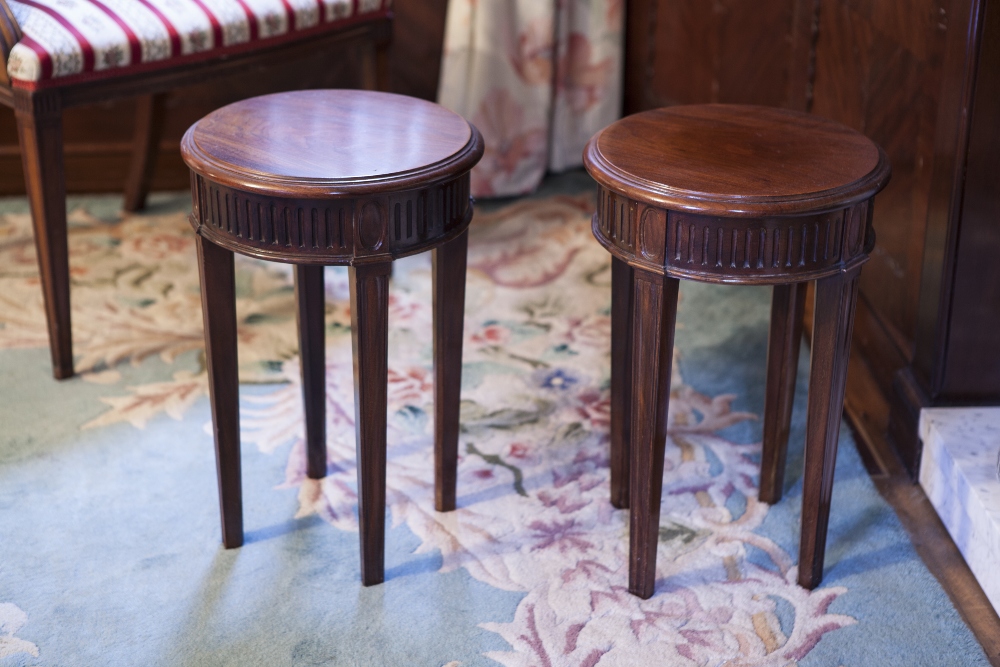 A PAIR OF MAHOGANY LOW JARDINIÈRE STANDS, CIRCULAR WITH FLUTED APRONS, ON SQUARE TAPERING LEGS