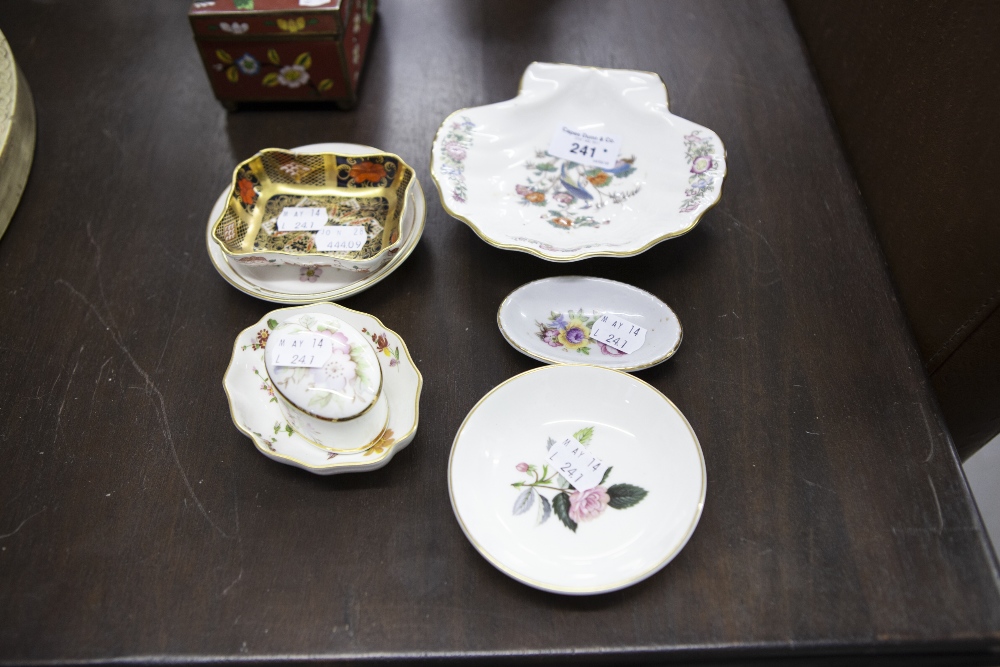 A MODERN ROYAL CROWN DERBY OBLONG JAPAN SMALL DISH AND A SMALL DECORATIVE PIECES BY ROYAL WORCESTER,