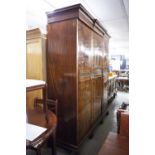 A FLAMED MAHOGANY THREE DOOR WARDROBE, CENTRE SECTION WITH FITTED INTERIOR, WITH A STEPPED CORNICE