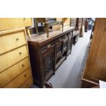 AN EARLY TWENTIETH CENTURY MAHOGANY SIDEBOARD, RAISED BACK, ONE LONG AND TWO SHORT DRAWERS, ONE