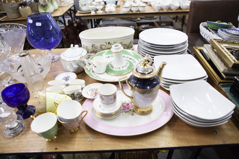 QUANTITY OF VARIOUS CHINA WARES TO INCLUDE; DINNER WARES, AN OVAL LARGE POTTERY PLANTER, ROYAL