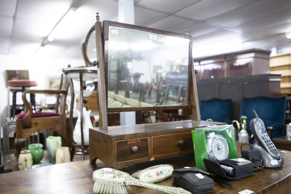 A GEORGIAN MAHOGANY DRESSING TABLE MIRROR ON STAND, BRASS URN FINIAL'S, ON SQUARE GLASS OVER BASE