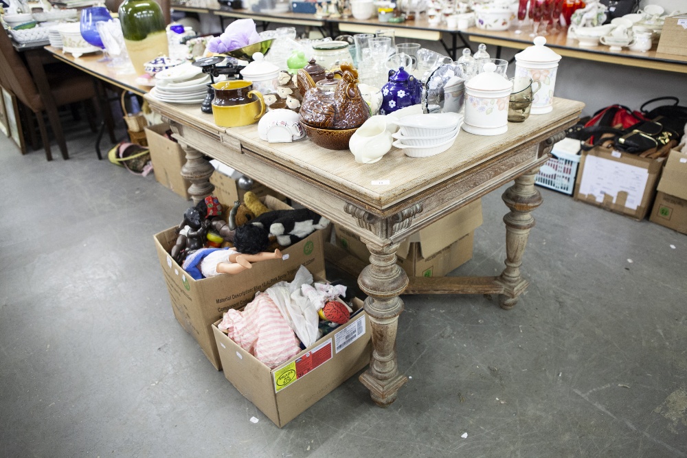 VICTORIAN OAK EXTENDING DINING TABLE, THE PULL-OUT TOP ON TURNED SUPPORTS WITH 'Y' STRETCHER