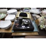 MINOR COLLECTABLE'S TO INCLUDE; A WOODEN TRAY, GREEN AND GILT CHINESE STYLE TRAY, BLACK LACQUERED