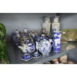 A SELECTION OF TWENTIETH CENTURY ORIENTAL SMALL BLUE AND WHITE CERAMICS