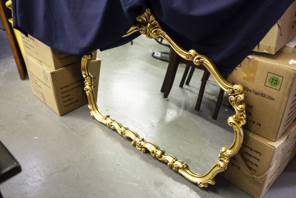 A LARGE CARTOUCHE SHAPED WALL MIRROR IN GILT ROCOCO FRAME, 4' WIDE, 3' HIGH OVERALL