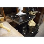 A BLACK LACQUERED MARBLE EFFECT SQUARE LAMP TABLE, ON BROAD SQUARE COLUMN SUPPORT, 2' WIDE