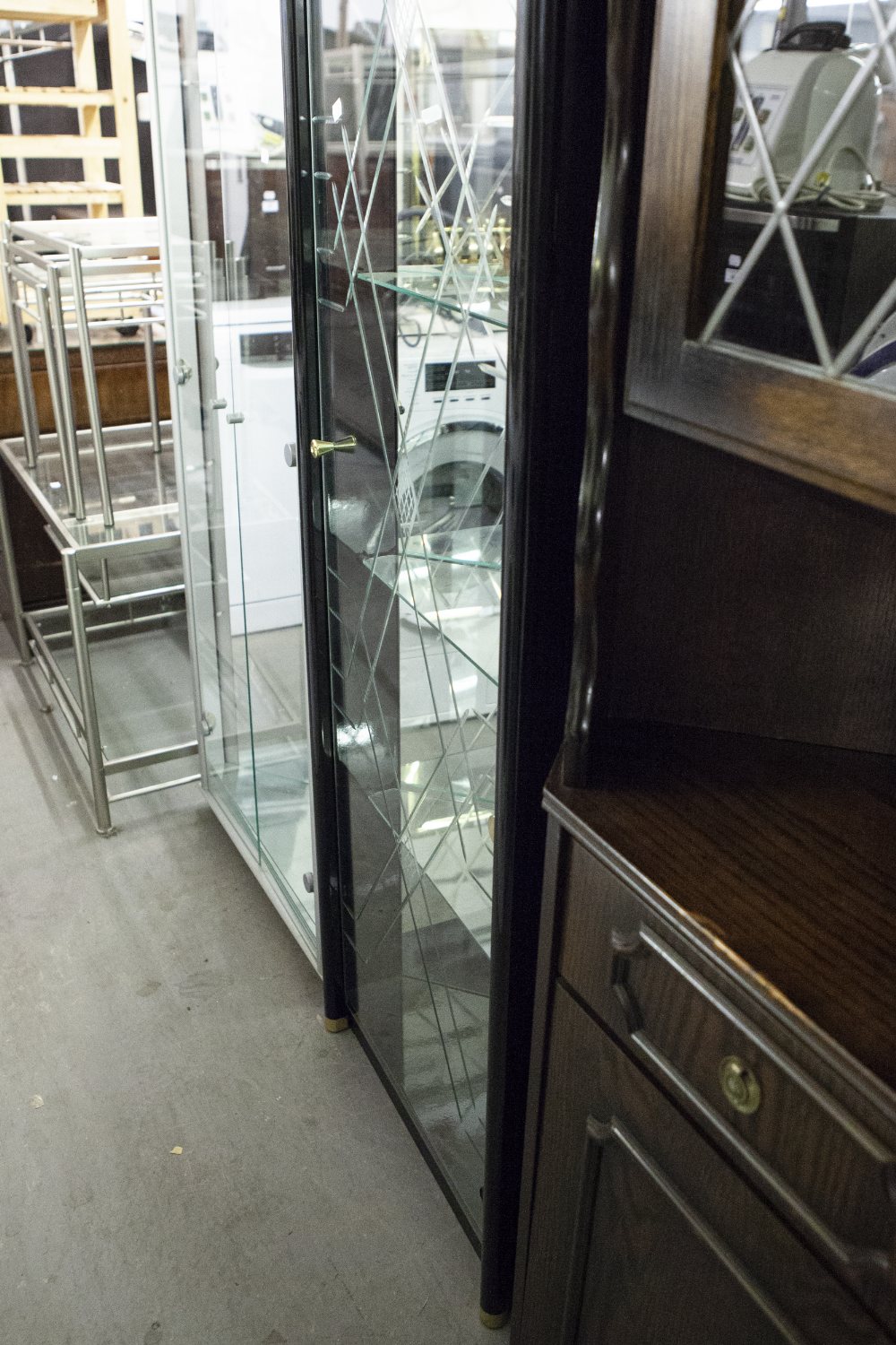 A MODERN BLACK LACQUERED CORNER DISPLAY CABINET WITH MIRRORED GLAZED ARCHED PEDIMENT, CUT GLASS FULL - Image 2 of 2