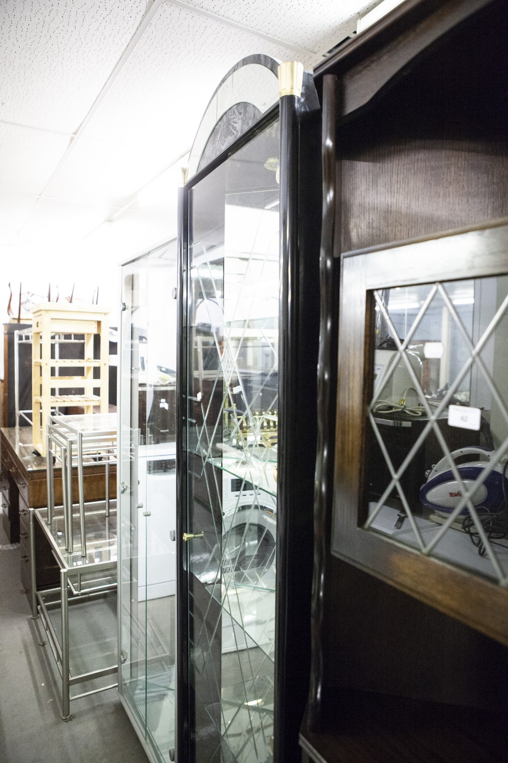 A MODERN BLACK LACQUERED CORNER DISPLAY CABINET WITH MIRRORED GLAZED ARCHED PEDIMENT, CUT GLASS FULL