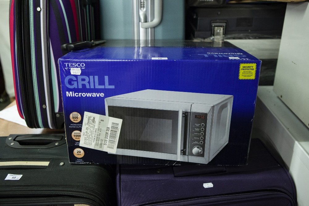 A TESCO GRILL MICROWAVE (BOXED AS NEW)