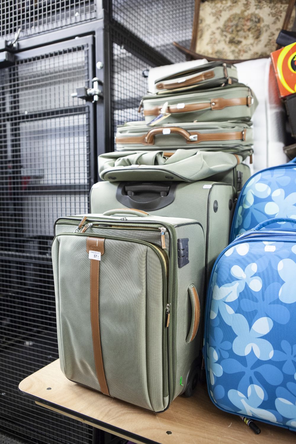 A SUITE OF SAMSONITE GREEN FABRIC SUITCASES, TO INCLUDE THREE GRADUATED SUITCASES AND FOUR BAGS (7)