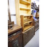 AN EARLY TWENTIETH CENTURY OAK DRESSING CHEST, SHAPED MIRROR OVER THREE LONG DRAWERS, MODERN PINE