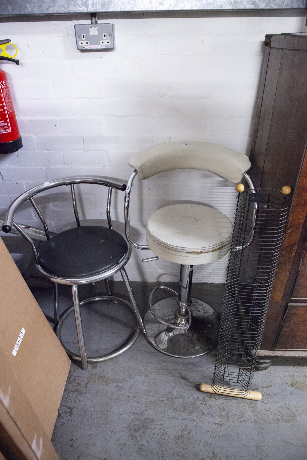 A BRIGHT METAL TUBULAR FRAMED REVOLVING KITCHEN ARMCHAIR, WITH CREAM VINYL BACK AND CIRCULAR SEAT;
