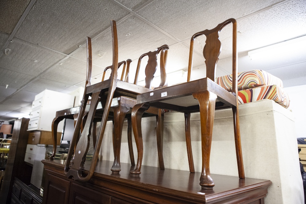 A SET OF FOUR MAHOGANY QUEEN ANNE STYLE SINGLE CHAIRS, ON CABRIOLE SUPPORTS