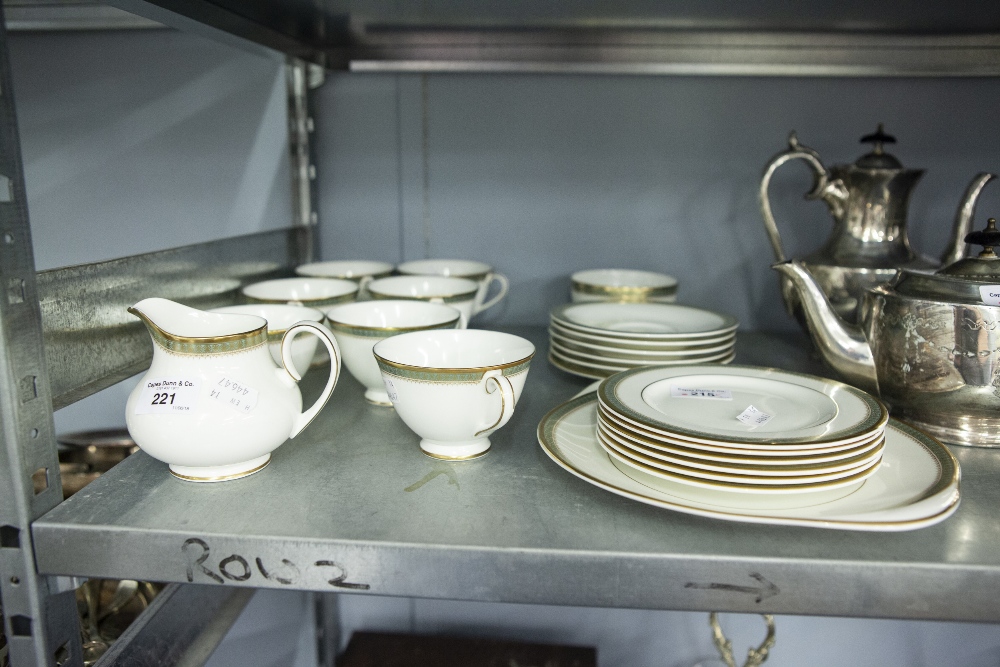 A ROYAL DOULTON 'CLARENDON' TEA SERVICE FOR SIX PERSONS, 22 PIECES