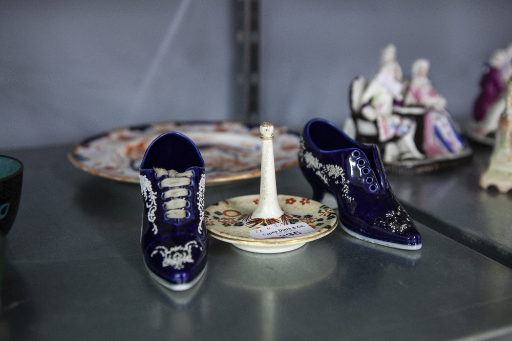 NINETEENTH CENTURY ENGLISH PORCELAIN PLATE, PAINTED IN THE IMARI PALETTE WITH A PHOENIX AND