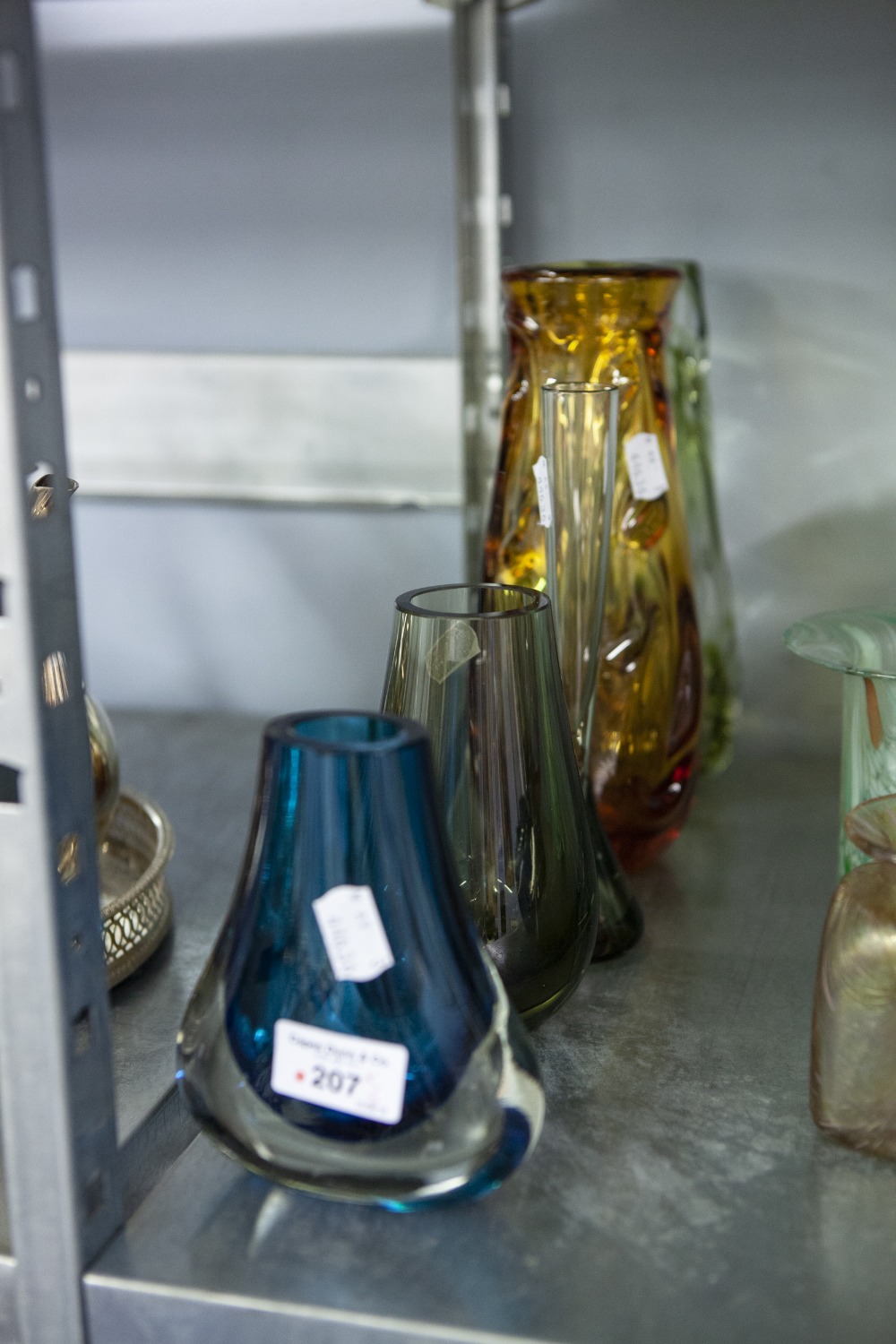 A WHITEFRIARS NOBBLY GLASS VASE, ANOTHER NOBBLY VASE AND THREE OTHER PIECES OF WHITEFRIARS