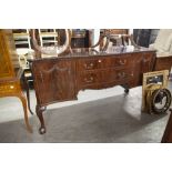 VICTORIAN MAHOGANY SERPENTINE SIDEBOARD, TWO CUPBOARDS TO EITHER END WITH TWO CENTRAL GRADUATED