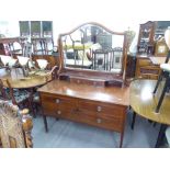 AN EDWARDIAN INLAID MAHOGANY DRESSING TABLE WITH TWO SHORT AND ONE LONG DRAWER, WITH RAISED MIRROR