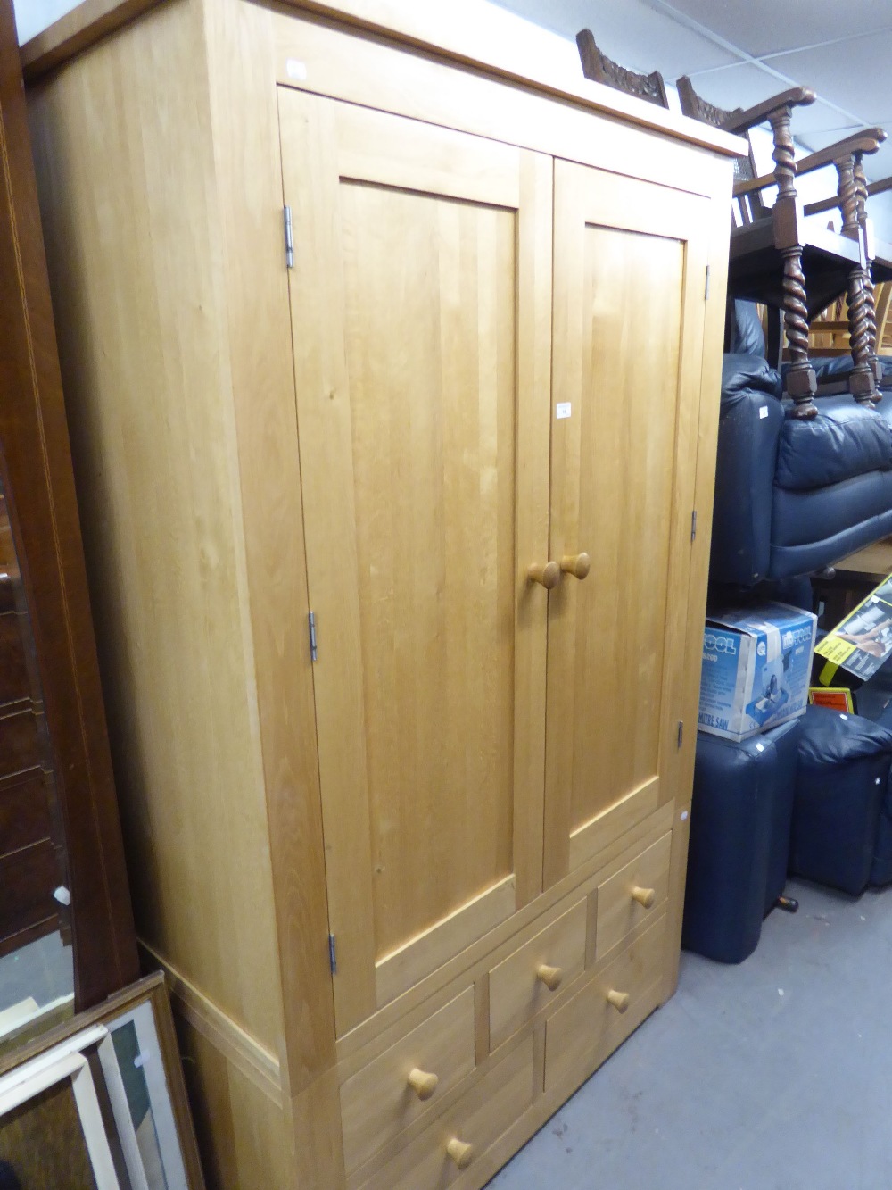 A MODERN LIGHT OAK TWO DOOR WARDROBE AND A PAIR OF MATCHING TWO DRAWER BEDSIDE CABINETS (3)