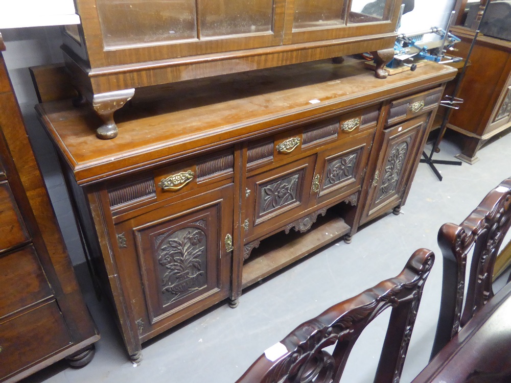 AN EARLY TWENTIETH CENTURY MAHOGANY SIDEBOARD, RAISED BACK, ONE LONG AND TWO SHORT DRAWERS, ONE