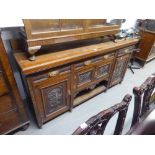 AN EARLY TWENTIETH CENTURY MAHOGANY SIDEBOARD, RAISED BACK, ONE LONG AND TWO SHORT DRAWERS, ONE