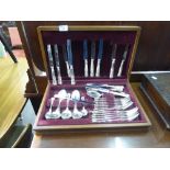 VINERS OF SHEFFIELD SIX PERSON SILVER PLATE CANTEEN OF CUTLERY, KINGS PATTERN, IN FITTED BOX