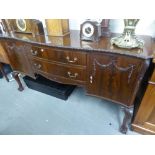 VICTORIAN MAHOGANY SERPENTINE SIDEBOARD, TWO CUPBOARDS TO EITHER END WITH TWO CENTRAL GRADUATED
