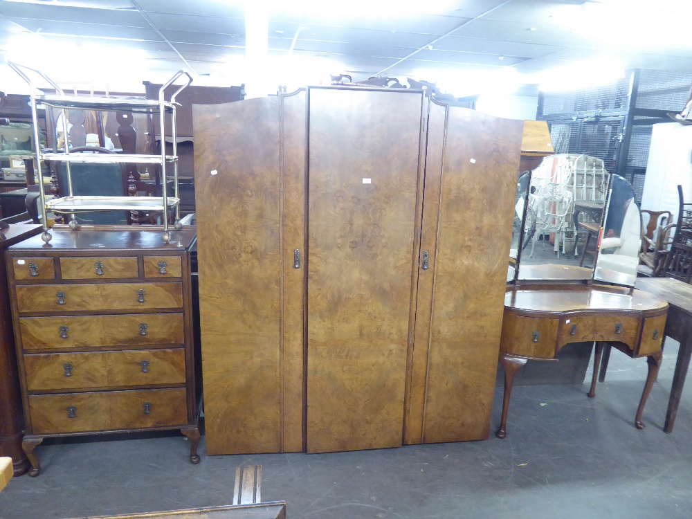 AN EDWARDIAN WALNUT THREE PIECE BEDROOM SUITE, COMPRISING; OF A KIDNEY SHAPED DRESSING TABLE WITH